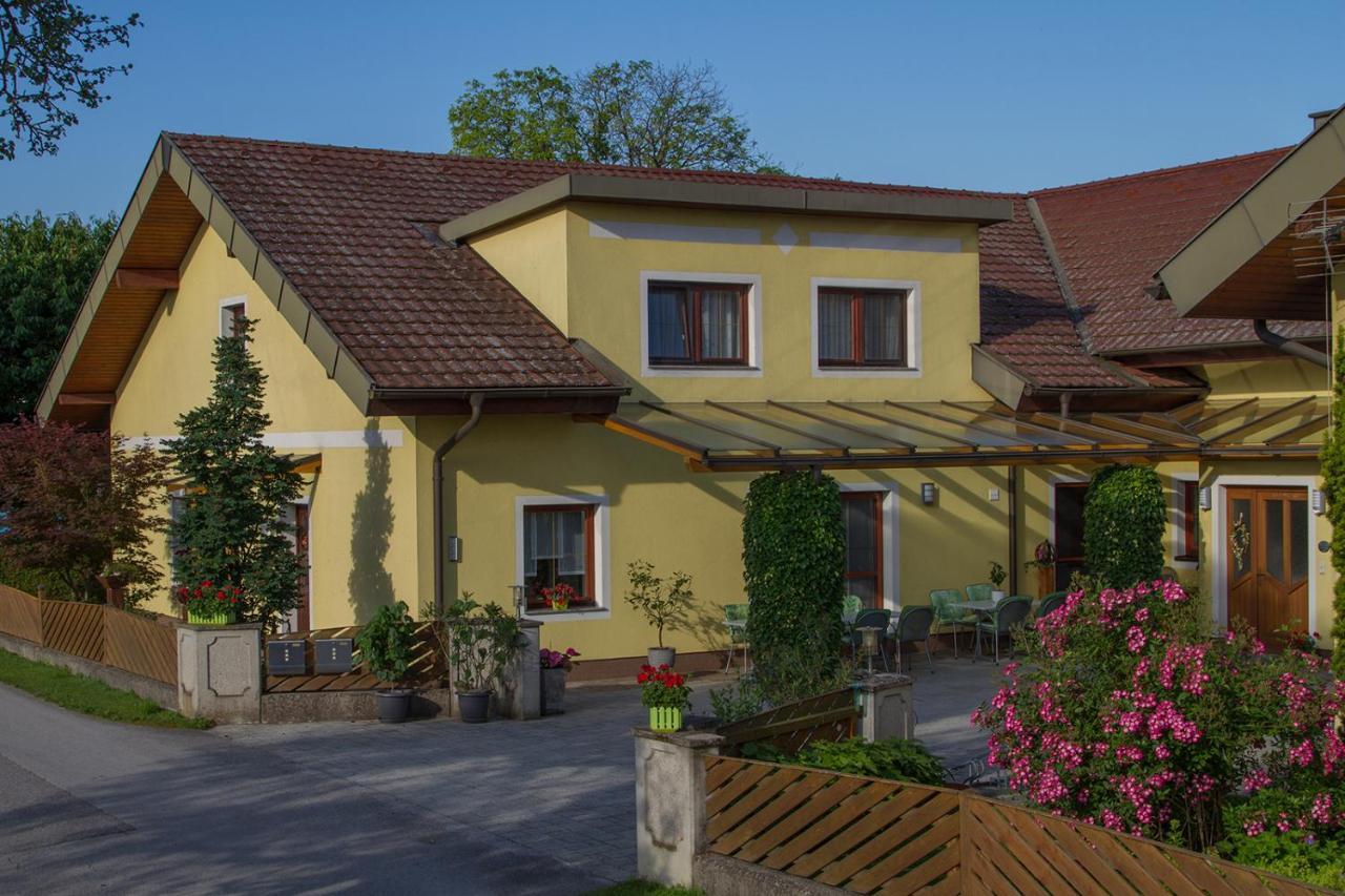 Privatzimmer Und Ferienwohnungen Leeb Persenbeug Extérieur photo